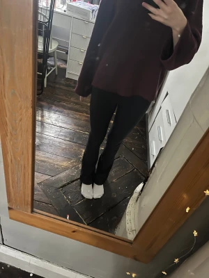 Svarta bootcut jeans från Gina tricot perfect jeans XS - Säljer ett par svarta bootcut jeans från gina tricot, perfekta jeans i storlek XS. De har hög midja och sitter tight över låren med snygg utsvängd passform ned till,Klassisk femficksmodell💕