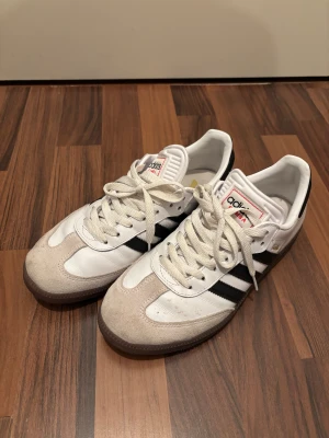Adidas Sambas - JP - Ett par skit snygga sambas köpta i Japan! De har används en del men är fortfarande i fint skick. Skorna görs självklart rent innan de skickas iväg 💗