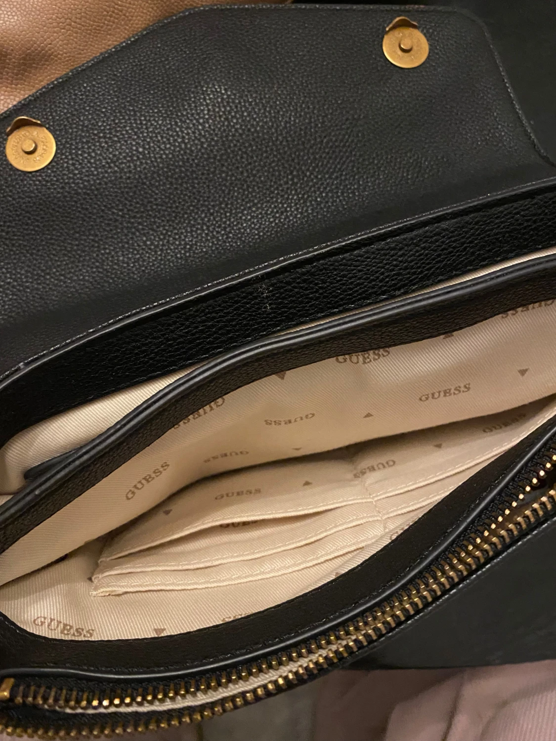 Svart axelväska från Guess med kedja - 4