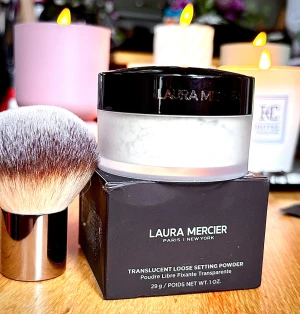 Laura Mercier Translucent Loose Setting Powder! - Detta ikoniska löspuder från Laura Mercier är en vinnare av flertalet priser och en sann kultfavorit inom skönhetsvärlden. Det låser in din makeup för långvarig 16-timmars hållbarhet utan att kännas tung eller obekväm på huden. Det ultrafina pudret absorberar olja och kontrollerar glans i hela 24 timmar, samtidigt som den skapar en felfri, matt finish utan att ge någon foto-flash . 29 g. Oanvänt med kartong.