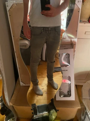 Grå skum jeans med slitningar, strl 33 - Säljer dondup jeans med slitningar 