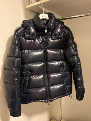 Moncler Maya 3 - Moncler Maya i storlek 3. Skick 9/10 med endast den nedre sömmen på cartoon som släppt och extra knapp tillkommer vid köp. Perfekt jacka och perfekt skick. pris ej hugget i sten🙌🏻