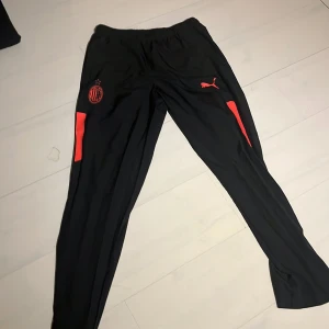 Ac Milan byxor - Fina svarta ac Milan byxor med röda detaljer, dragkedja längst ner på benet 