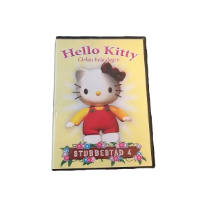 hello kitty - DVD - hello kitty, cirkus hela dagen - DVD | acceptabelt skick med synligt slitage på plasten utanpå fodralet och på skivan | fungerar som den ska, har testat nyligen | tal: svenska, norska | skriv gärna om du har några frågor <3
