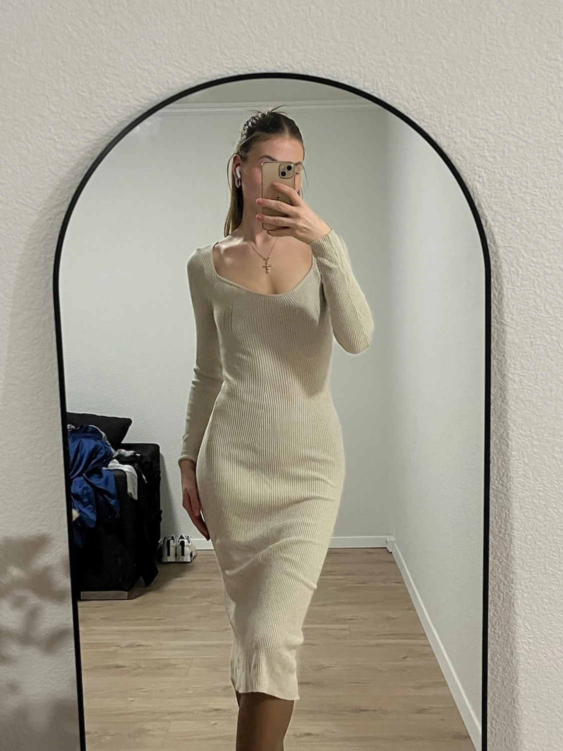 Beige ribbad långklänning med slits