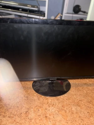 Dator skärm - Tjena jag har fått en dator skärm så startpris är 2000 tusen och har du någon frågar så fråga och kom med ett bud så ser vi om jag är intresserad 