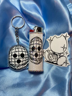 DÖD MARK - lighter + keychain bundle - ⭐️1st Refillable BIC MAXI LIGHTER med wrap & rhinestones, DÖD MARK KEYCHAIN + drain sticker ⭐️ ✨OBS: under lighter drop 13/12 kommer endast de lighters som har foto och eller sticker med sig i bilden inkludera det, de lighters som ej har något mer i bilden kommer utan något extra!✨🤍 FREEBIES (godis & random stickers) ingår alltid i alla paket 🤍
