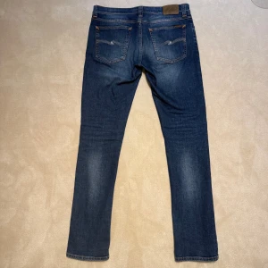 Nudie jeans - Säljer dessa snygga Nudie jeans som kostar ca 1800kr nypris. Modellen är Tube Kelly och storlek är W31 L34. De är mycket bra skick (inga deffekter). Skriv vid funderingar!