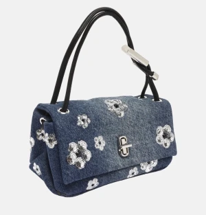 Marc Jacobs  - Längd 21cm, Bredd 9cm, Höjd 12cm🥂                                     Fabriks ny, Köp från oss och få 40% billigare än ord pris.                       Ord pris. 4 641kr 