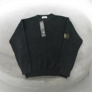 Svart stickad tröja  - Svart tröja den är väldigt skön att ha på sig skriv till mig om du vill ha mer info/bilder du vet varför priset är så lågt