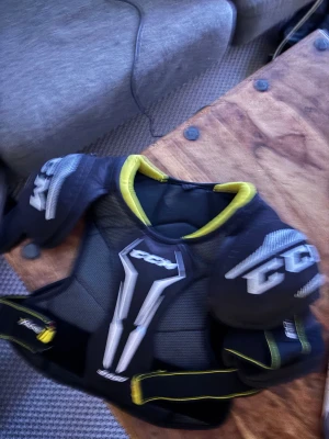 Axelskydd  - Det är ett Axelskydd från ccm passar bra och är storleken 12 