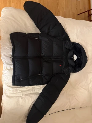 Ralph lauren jacka - Säljer Ralph lauren jacka, i storlek L. Jackan har inga defekter förutom att den ena klädhängaren saknas (se bild 6). Annars är jackan i topp skick har endast använts ett fåtal gånger förra vinter säsongen. Hör gärna av dig vid funderingar. Mvh Emil