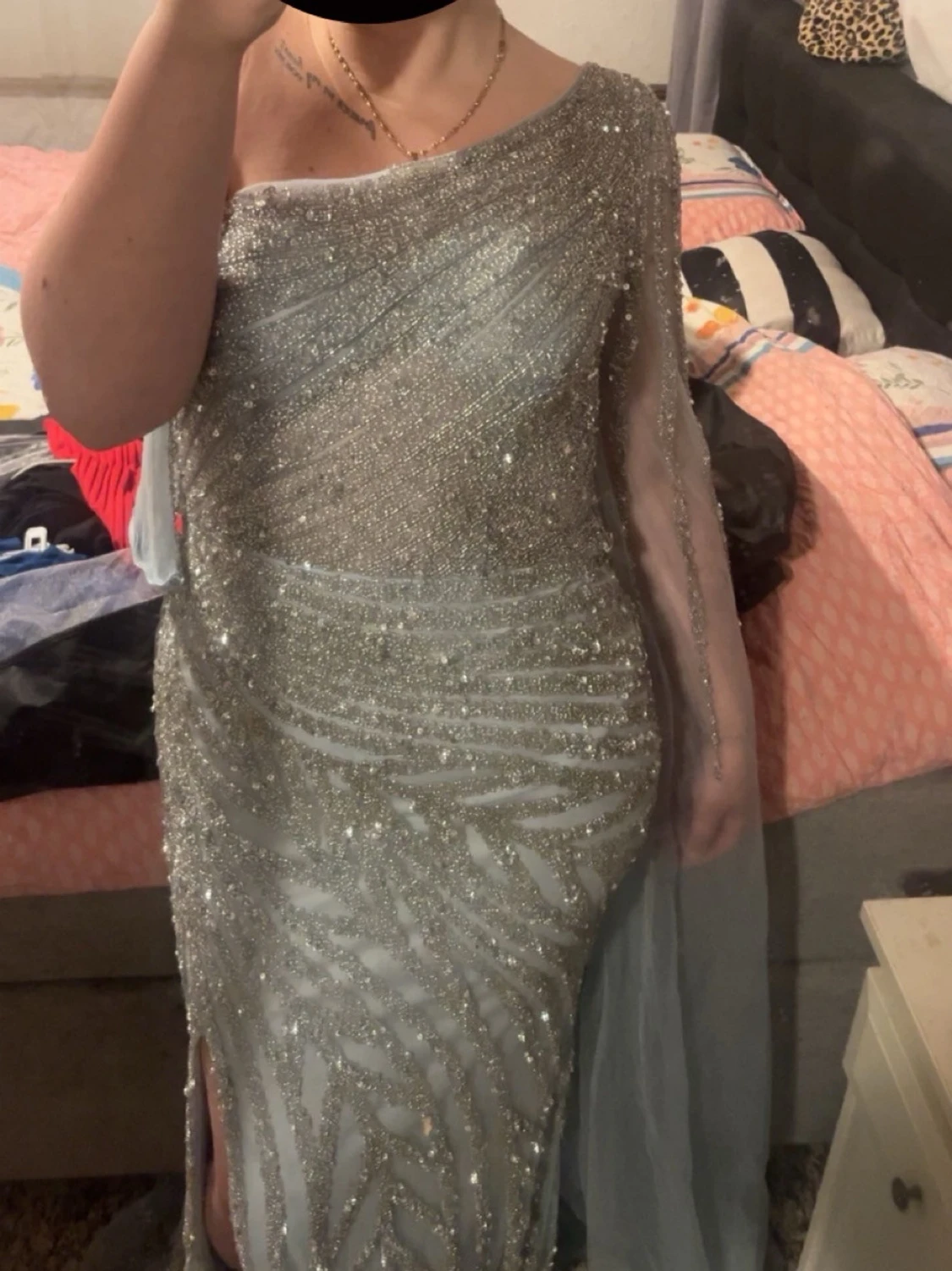 Glittrig silver one shoulder långklänning