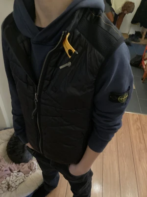 Svart parajumper väst - En jättefin svart väst från parajumpers size    Y-S/youth small perfekt julklapp perfekt skick för bra pris.