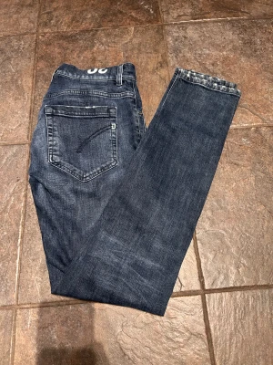 Mörkblå Dondup George jeans - Tjena säljer nu dessa tvär feta dondup jeans i en mörkblå färg perfekt nu till vintern 