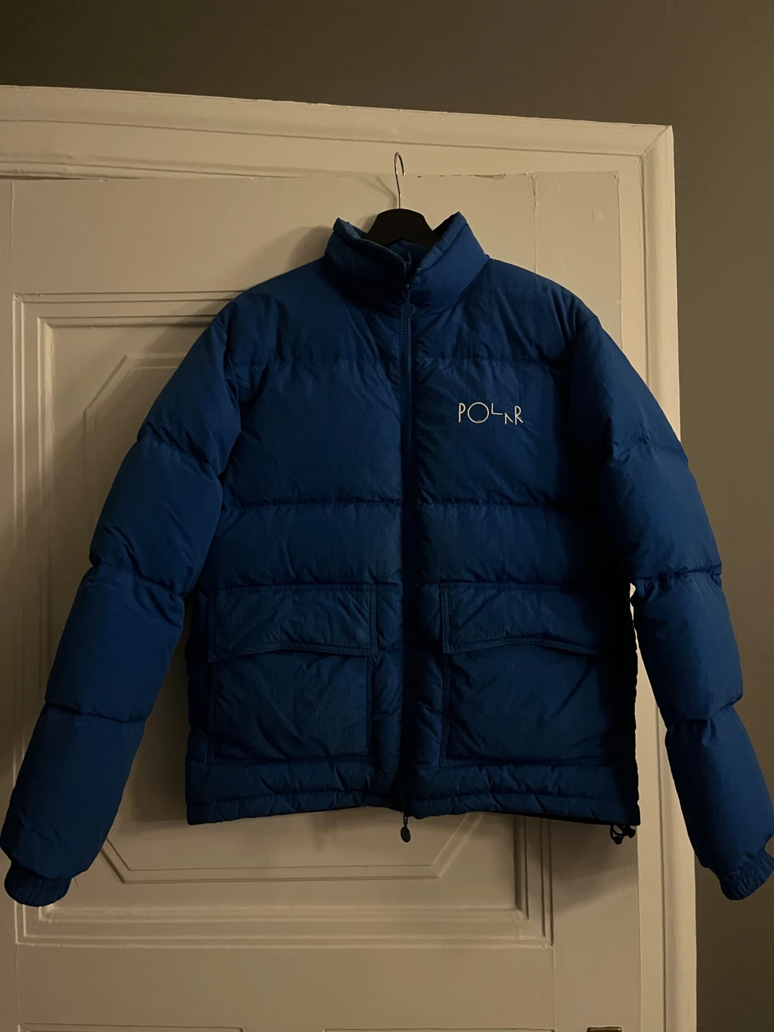 Blå pufferjacka från Polar Skate Co