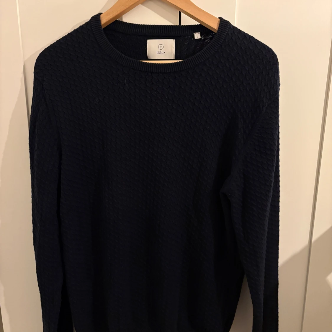 Mörkblå stickad tröja från Bläck - 1