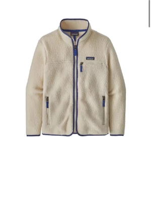 Patagonia fleece - Säljer en cremevit Patagonia fleecejacka med blå detaljer. Köpt second hand men inga defekter utöver liten fläck på insidan. 