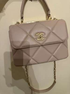 Väska Beige/ljusrosa  - Puderrosa/beige väska. Går att ha på axeln eller som handväska. Rymlig. Har C loggan 