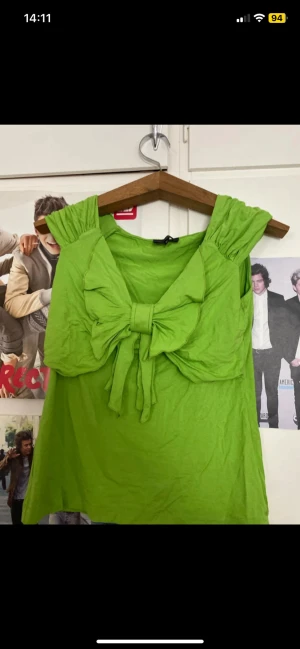 Grön blus med stor rosett  - Jättesnygg! Använt två gånger. Som ny😇