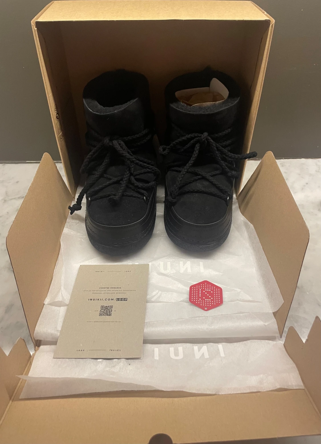 Svarta Inuikii skor - 1