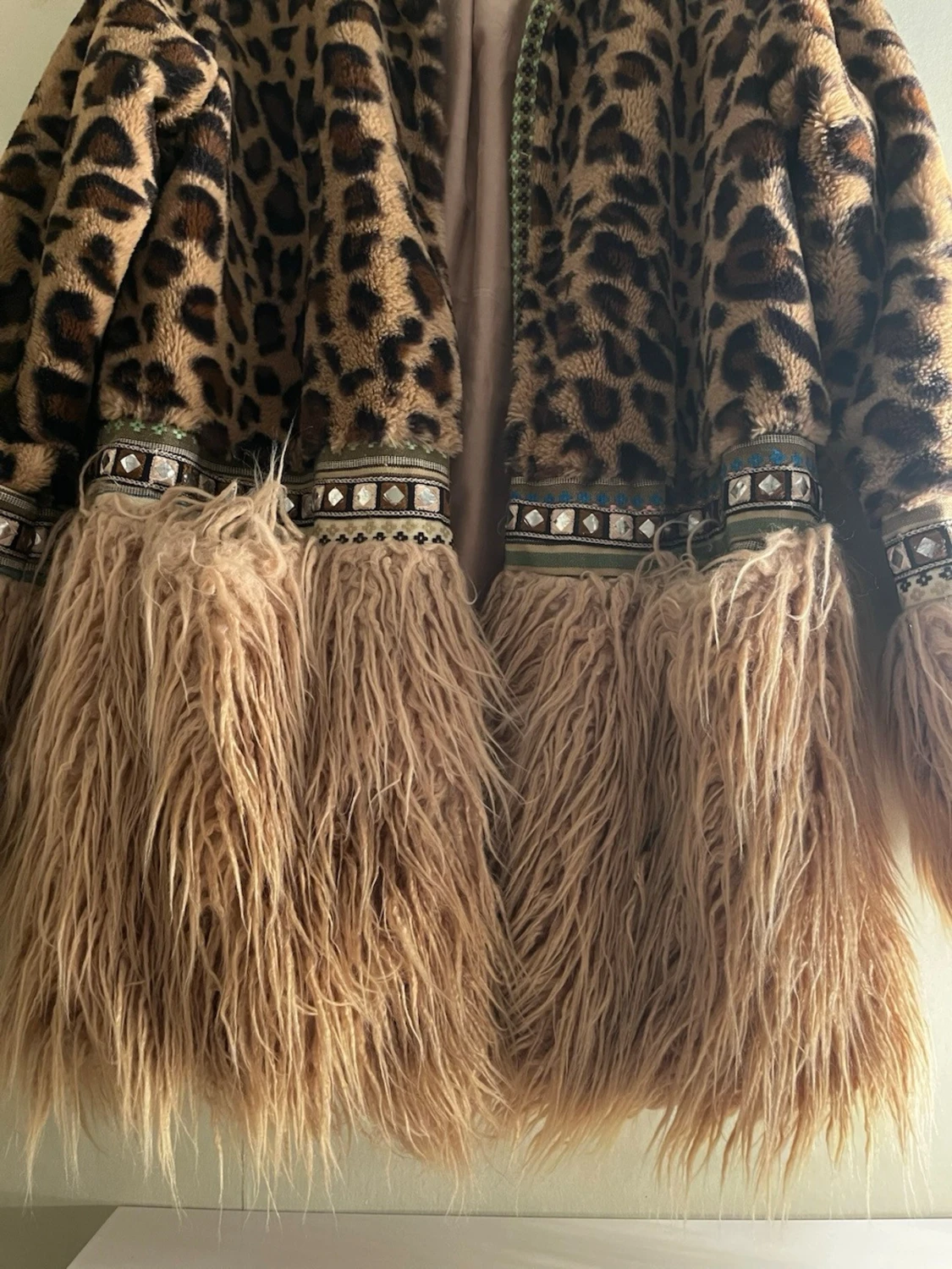 Leopardmönstrad pälsjacka med fransar - 1