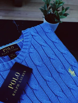 Ralph Lauren sweatshirt  - Köpt i sommras, har haft på mig den 3 gånger, på kalas eller några finare tillfällen. Inga hål, ingen syn på användning. Tagit väll hand om den. Köpt på Kids brandstore. Billigare vid snabb affär. 