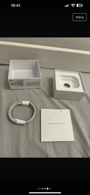 AirPods Pro - Säljer ett par AirPods Pro med originalförpackning, laddningskabel och extra öronkuddar. Hörlurarna är trådlösa och har aktiv brusreducering. Skicket är bra, mindre tecken på användning syns på ena hörluren. Allt som medföljer vid nyköp ingår.