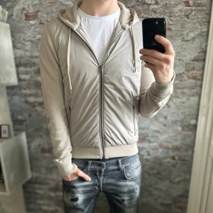 Herno Cardigan - Mycket fint skick, inga defekter. Storlek 48/S  passar dig som är mellan 175-185cm ungefär. Nypris ca 4000kr. Modellen är 185 cm, 79 kg. Självklart äkta - Kolla bara recensionerna! Passar bra nu till vintern. Skriv för mer information!🤝