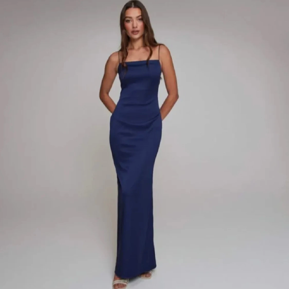 Mörkblå långklänning med öppen rygg