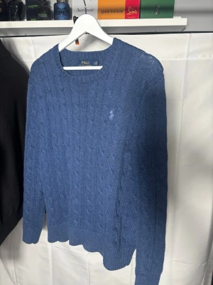 Ralph Lauren tröja - Mycket bra skick, lite urtvättad  Äkta!  Nypris 2299kr  Modell 170ca 55kg