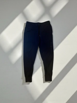 Sail Racing Race Tech Pant - Sail Racing byxor i storlek S och mörkblå färg. Köpta på nk för 899. Material: 60% polyester, 40% bomull