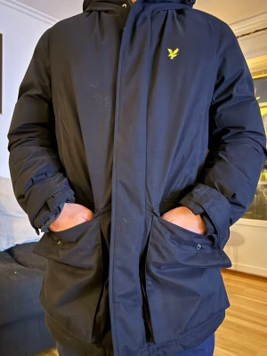 Lyle & scott vinterjacka  - Nyskick Köpt 28/10 Felköp. Nypris 2449kr Säljes 1800kr