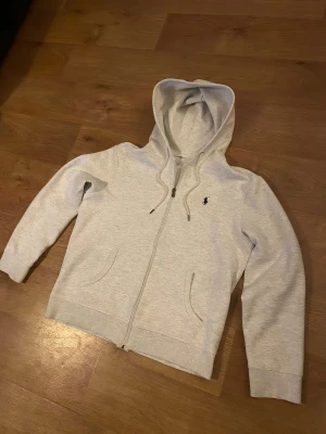 Polo Ralph zip  - Hej! Säljer min Polo Ralph zip som är i mycket bra skick, har knappast användt den. då jag säljer den för  jag har tappat intresset för hoodien och vill testa något nytt! Storlek S förresten 