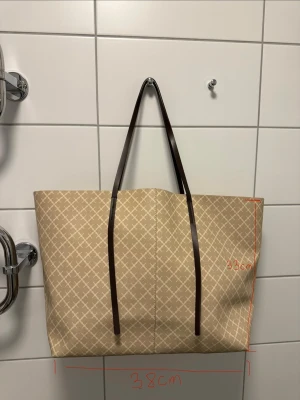 By Malene Birger - Säljer denna fina väska från By Maline Birger använt en gång är som ny inga repor eller märken ny pris 3495kr. Buda går bra vid snabbt köp! Se sista bilden för mått.