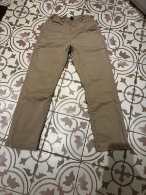 Chinos  - Ett par klassiska chinos! Hör av er om ni har minsta lilla fråga!