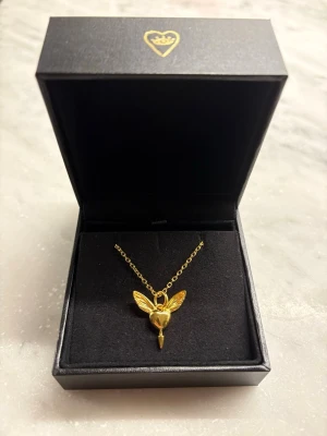 Maria Nilsdotter Halsband - Säljer detta Maria Nilsdotter halsband i guld som är helt nytt, box samt allt som kommer med ingår! Nypris är 3195kr💗bara att skriva om du har frågor😊