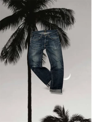 Selvedge Lee jeans - Selvedge jeans från Lee i bra skick. Det är ett hål i skrevet som man har försökt laga men enkelt att lösa själv. 