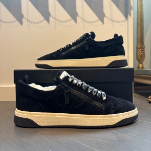 Giuseppe Zanotti Sneakers  - Säljer ett par knappt använda Giuseppe Zanotti skor i storleken EU 44. Nypris: 600£