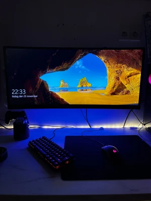 Datorskärm/Monitor Acer Predator X34 ultrawide curved - The new Acer Predator X34 claims a “world's first” as a curved 34-inch IPS G-SYNC gaming monitor, and from appearance to specs the new display looks very impressive.  Curved 34-inch IPS 21:9 ultra-wide QHD display 3440×1440 @ 100Hz resolution 4 ms response time 100,000,000:1 max contrast ratio 300 cd/m2 brightness 1.07 billion colors (10-bit) 100% sRGB Panel supports overclocking to 100Hz NVIDIA G-SYNC technology Two 7W speakers enhanced with DTS Sound Zero frame design maximizes viewing area 