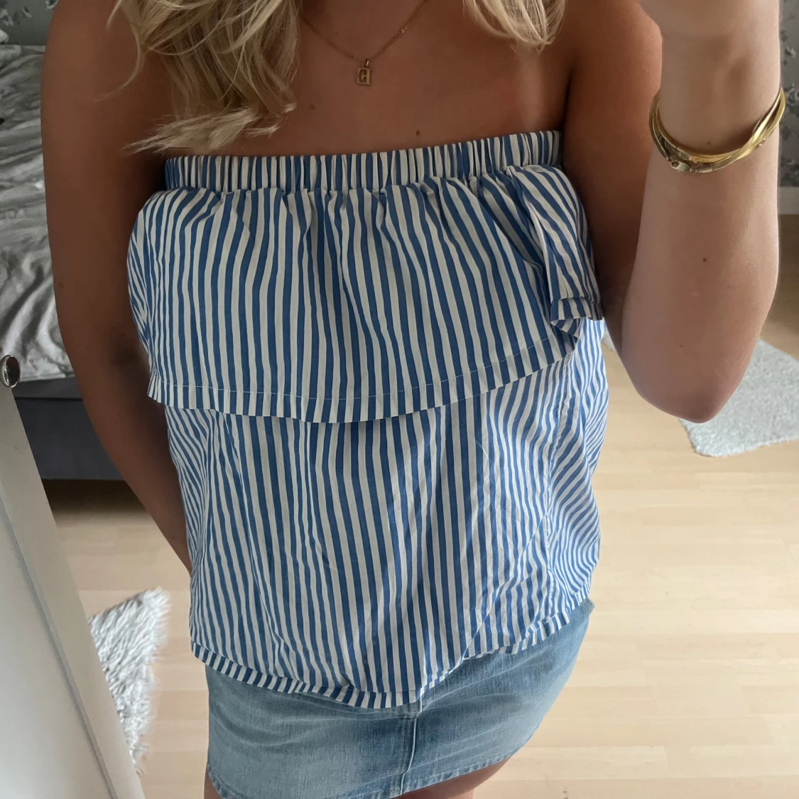 Blåvit randig axelbandslös topp - 3