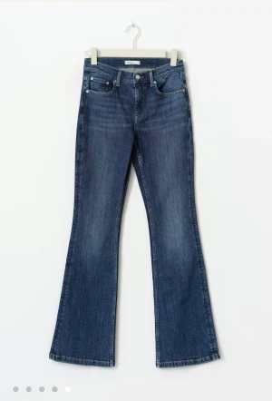Blå bootcut jeans midwaist - Supersnygga blåa jeans gjort i slitstarkt denimtyg. Bootcut och midwaist. Älskar dessa jeans men säljer då dom blivit förstora. Dom är i storlek 40 och tall. Är 180 och dom sitter perfekt. Dom är lite slitna vid slutet av benet vid fötterna men ingenting stort! Köpte dessa från Gina för 500kr är villig att sälja för 250kr