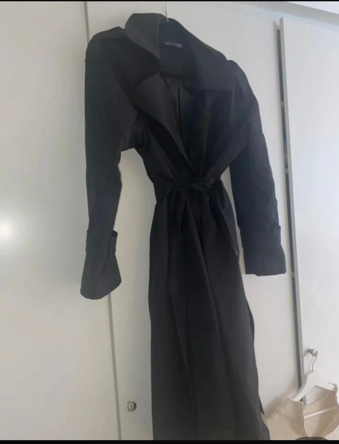 Svart trenchcoat med bälte - 3