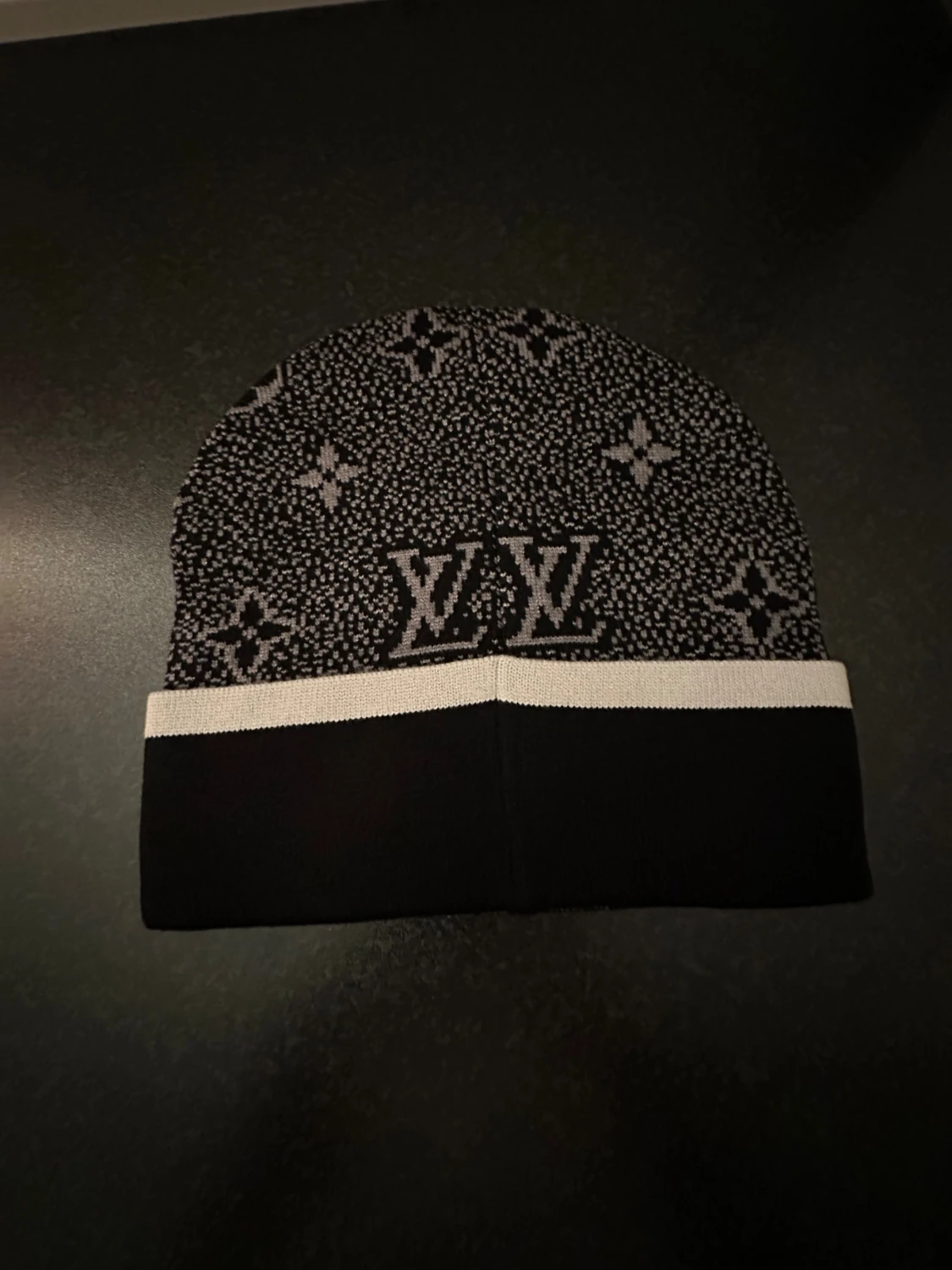 Svart och vit L och V mössa - 1