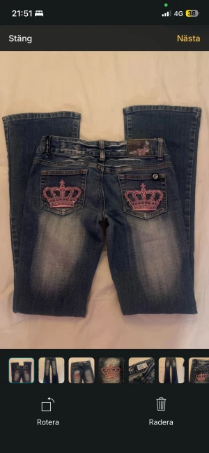 Crazy age jeans - Snygga väldigt lågmidjade och bootcut jeans från crazy age med rosa broderade kronor på fickor och benet❤️bilder med jeansen på finns i annonsen. Storlek 36 står på lappen men bedömer att dessa är något små i storlek❤️ Midjemått tvärs över 34cm Innerbenslängd 80cm titta noga på alla bilder och hör av er om ni vill ha fler bilder på detaljer osv❤️ 