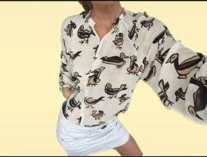 Samsøe Samsøe sidenblus/skjorta 100% silke/siden - Säger bara wow till denna!! Så fin och unik med fågelmotiv 100% siden!! Helt ny🙏🩷🩷🩷