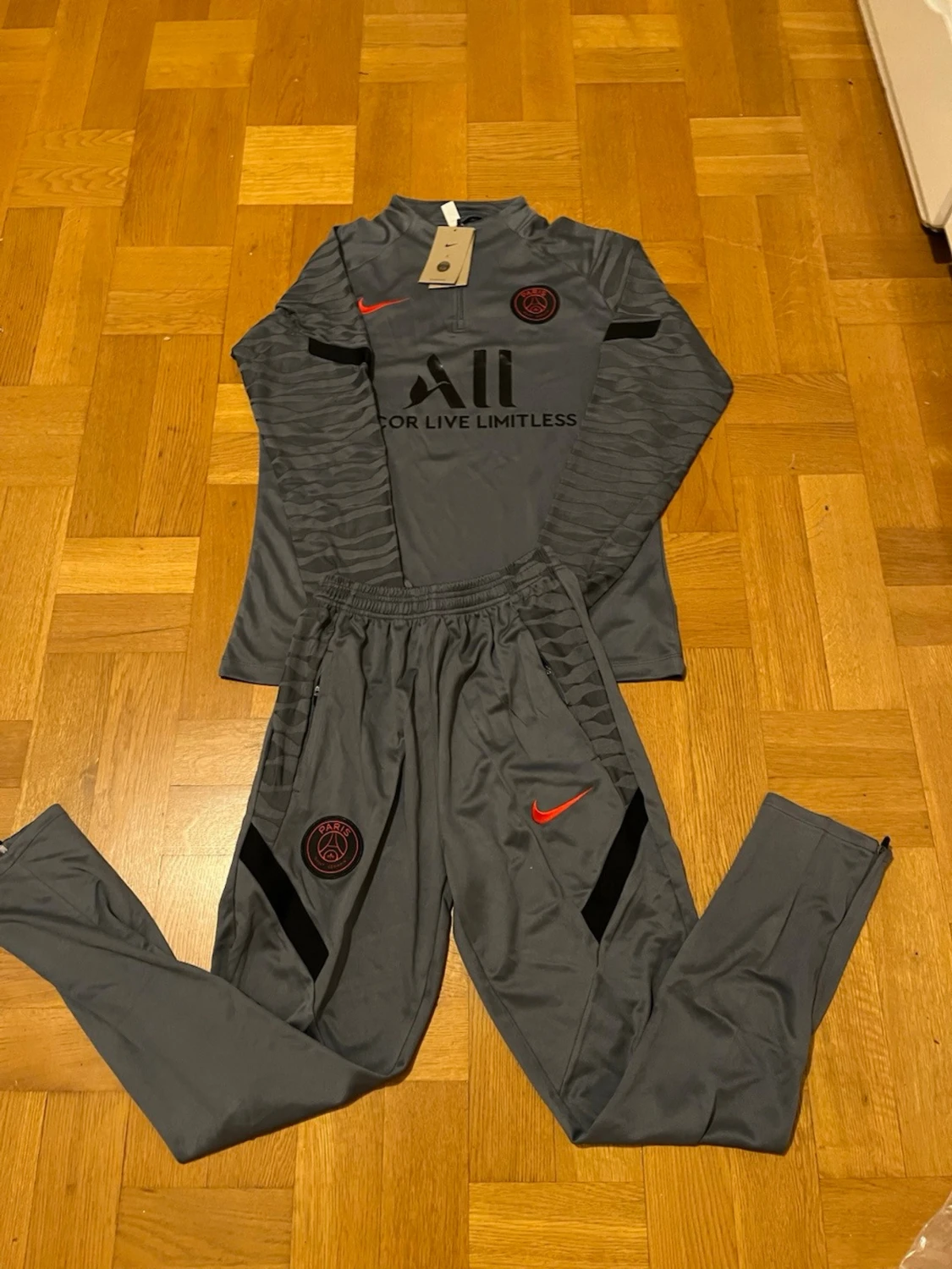 Psg tracksuit pris sänks vid snabb affär