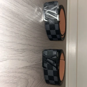 2 st riktigt sköna och snygga bälten från Lindex - Jättesnygga bälten från Lindex 2 st. Med L mönstrar