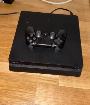 PlayStation 4 - Sony PlayStation 4 med en original DualShock 4-kontroll. Konsolen är i gott skick med endast mindre ytliga repor. Perfekt för gaming och multimedia. Allt fungerar som det ska och är redo att användas direkt.