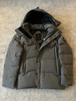 Canada Goose Wyndham black label - Canada Goose Wyndham black label i storlek L men passar som M. Helt ny aldrig använd, kommer med påsar och päls.